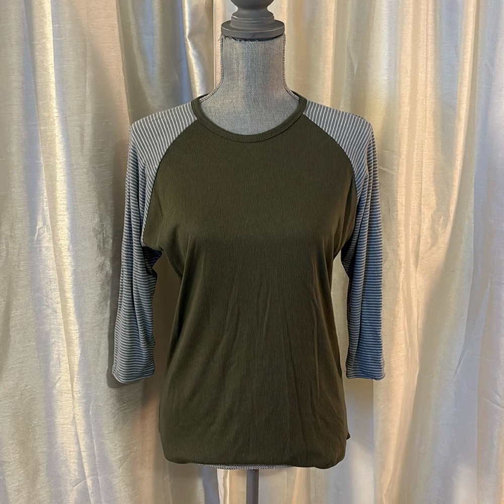 Green and white quarter sleeve shirt
